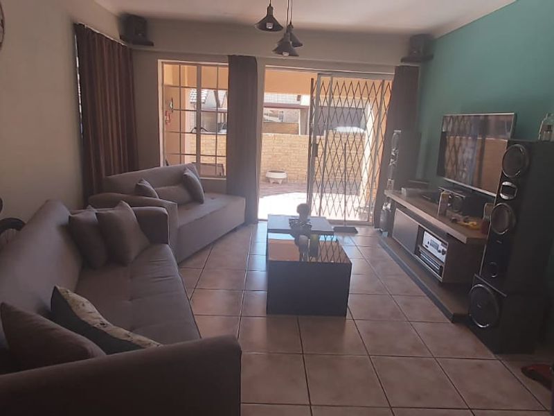Popular 2 Bedroom Townhouse for sale in Sasolburg - Photo 5