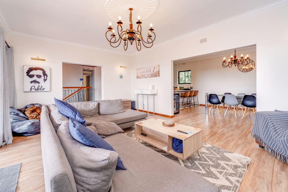 FREE-FLOWING VILLA WITH HEAVENLY VIEWS. SITUATED HIGH UP IN A CUL-D-SAC. - Photo 3