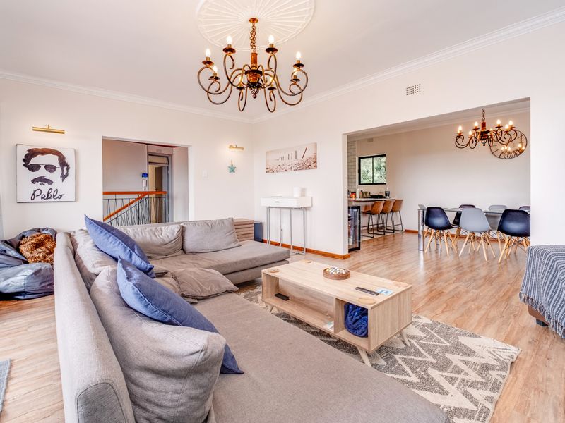 FREE-FLOWING VILLA WITH HEAVENLY VIEWS. SITUATED HIGH UP IN A CUL-D-SAC. - Photo 3