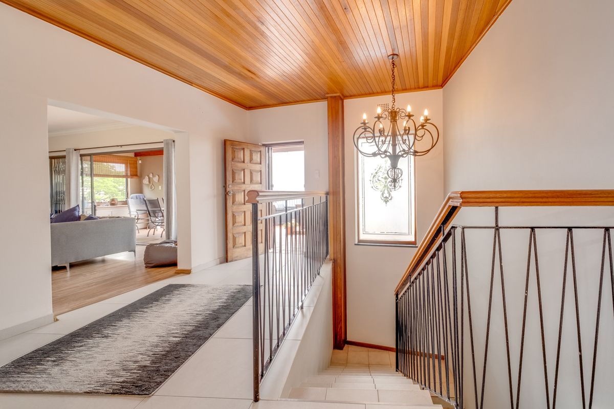 FREE-FLOWING VILLA WITH HEAVENLY VIEWS. SITUATED HIGH UP IN A CUL-D-SAC. - Photo 2