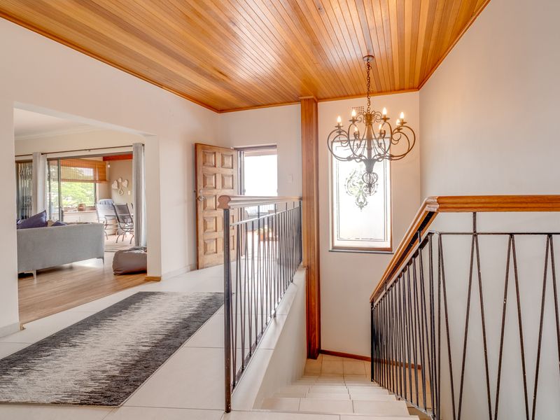 FREE-FLOWING VILLA WITH HEAVENLY VIEWS. SITUATED HIGH UP IN A CUL-D-SAC. - Photo 2