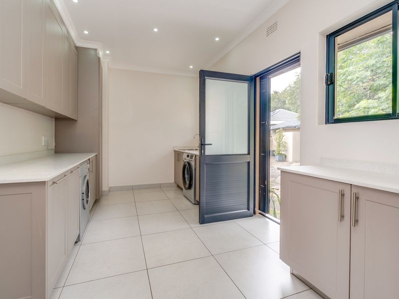 FREE-FLOWING VILLA WITH HEAVENLY VIEWS. SITUATED HIGH UP IN A CUL-D-SAC. - Photo 10