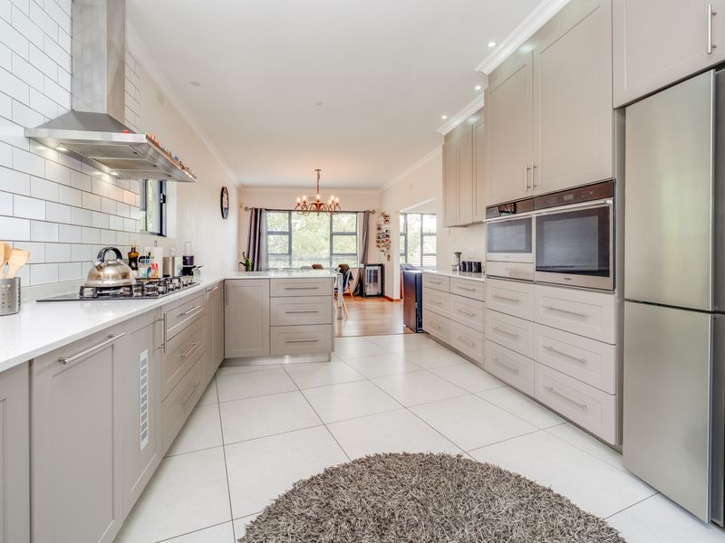 FREE-FLOWING VILLA WITH HEAVENLY VIEWS. SITUATED HIGH UP IN A CUL-D-SAC. - Photo 9