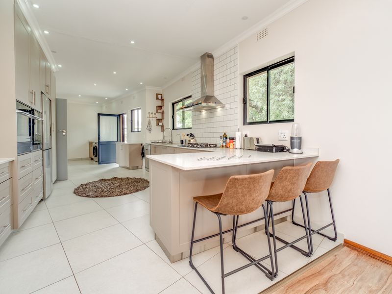 FREE-FLOWING VILLA WITH HEAVENLY VIEWS. SITUATED HIGH UP IN A CUL-D-SAC. - Photo 7