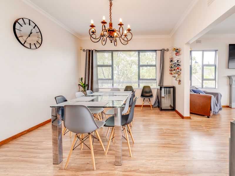 FREE-FLOWING VILLA WITH HEAVENLY VIEWS. SITUATED HIGH UP IN A CUL-D-SAC. - Photo 6