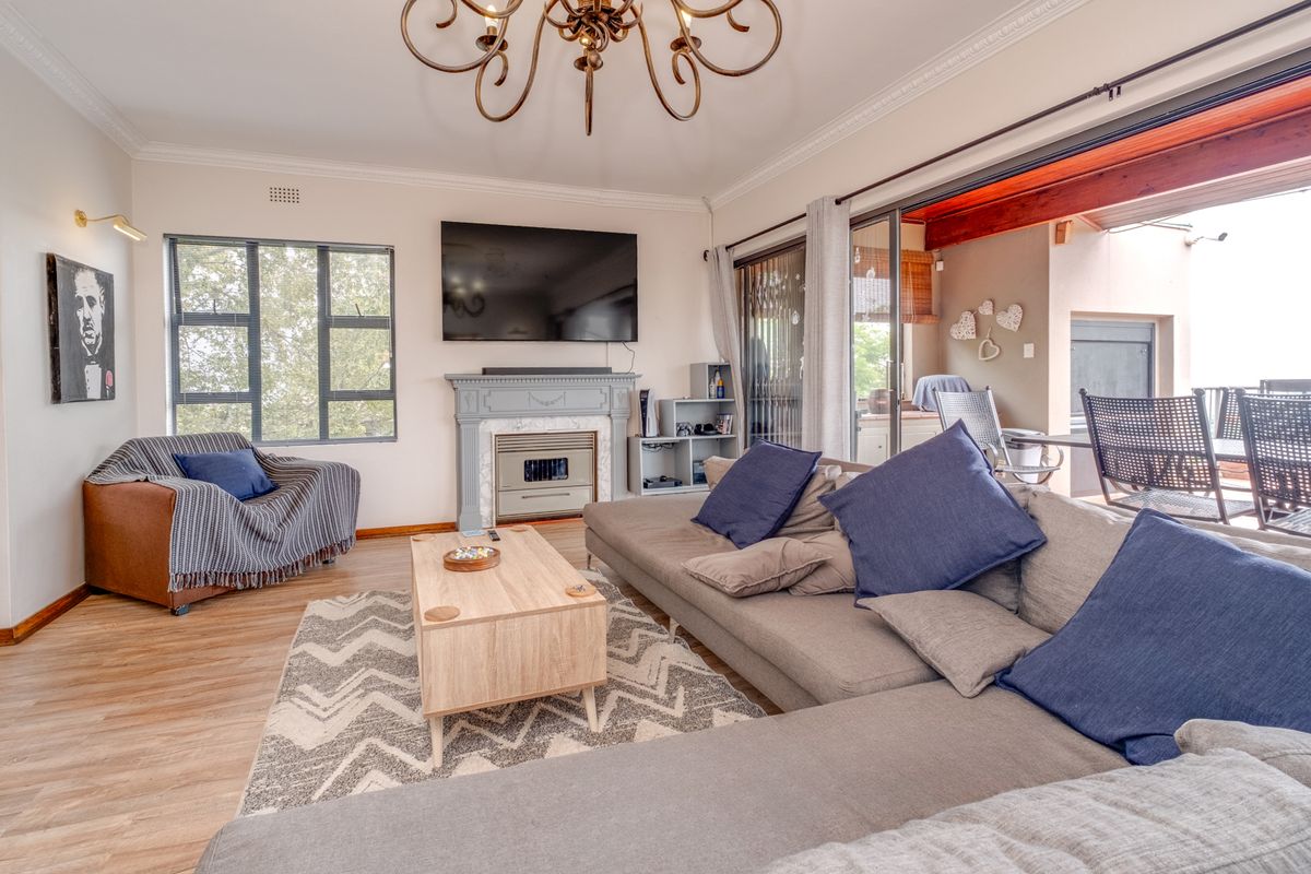 FREE-FLOWING VILLA WITH HEAVENLY VIEWS. SITUATED HIGH UP IN A CUL-D-SAC. - Photo 5