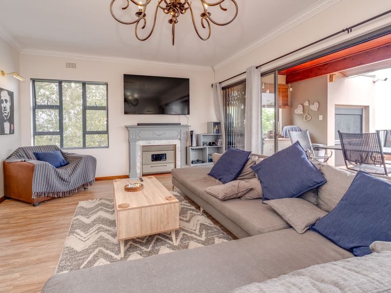 FREE-FLOWING VILLA WITH HEAVENLY VIEWS. SITUATED HIGH UP IN A CUL-D-SAC. - Photo 5