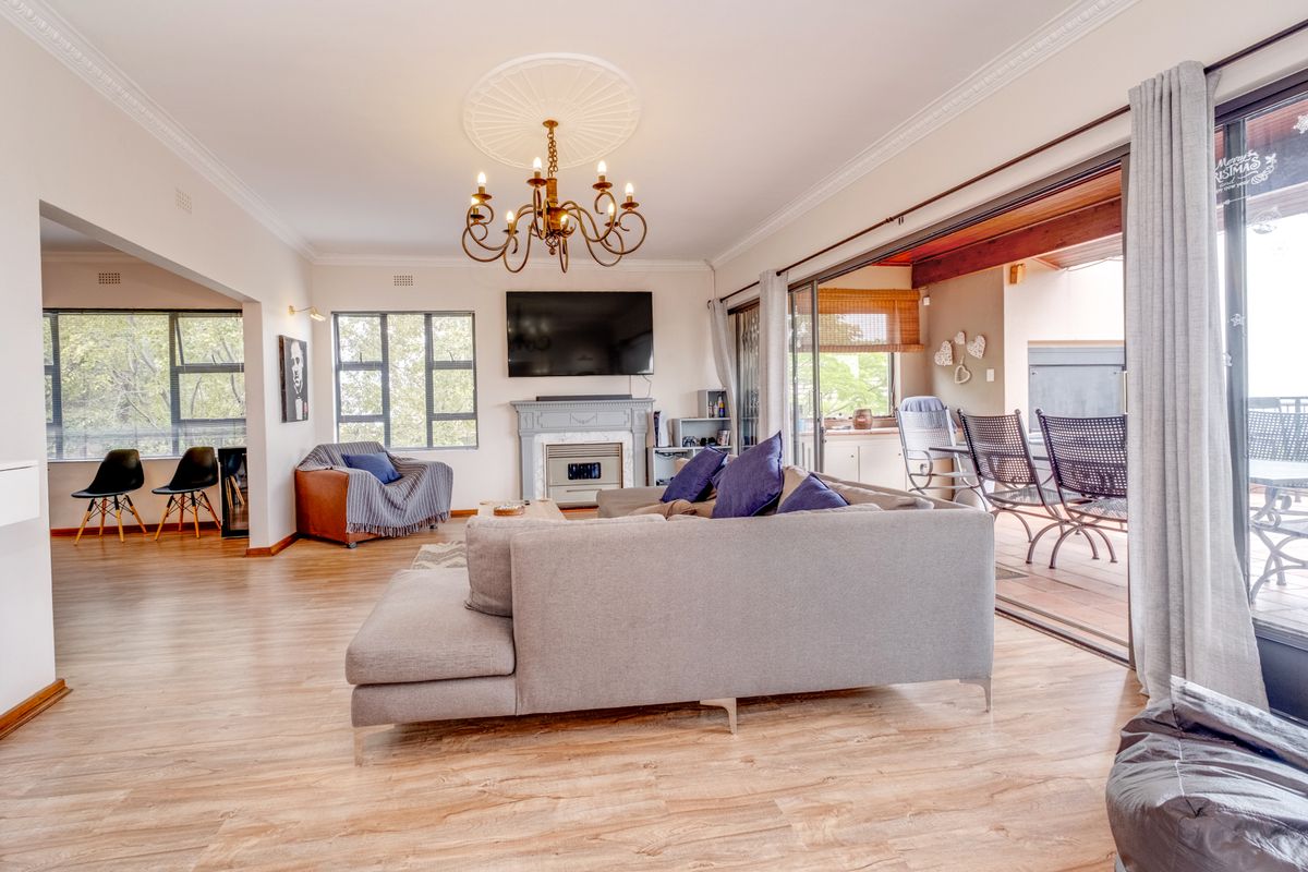 FREE-FLOWING VILLA WITH HEAVENLY VIEWS. SITUATED HIGH UP IN A CUL-D-SAC. - Photo 4