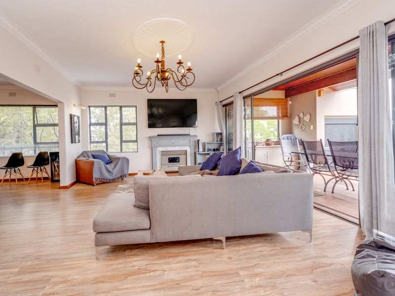 FREE-FLOWING VILLA WITH HEAVENLY VIEWS. SITUATED HIGH UP IN A CUL-D-SAC. - Photo 4