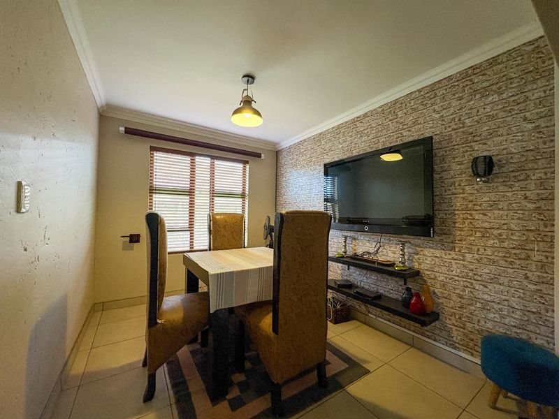 Three bedroom house for sale in Palm Glades - Photo 8