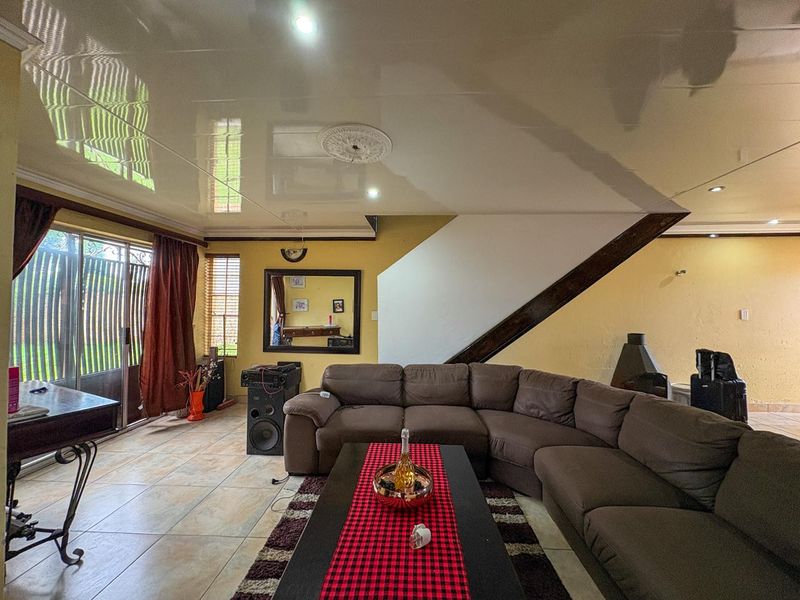 Three bedroom house for sale in Palm Glades - Photo 6