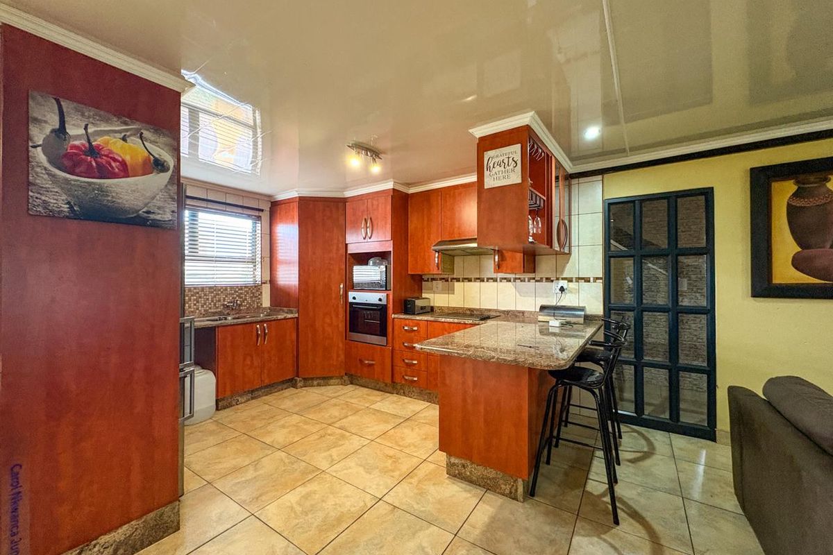 Three bedroom house for sale in Palm Glades - Photo 3