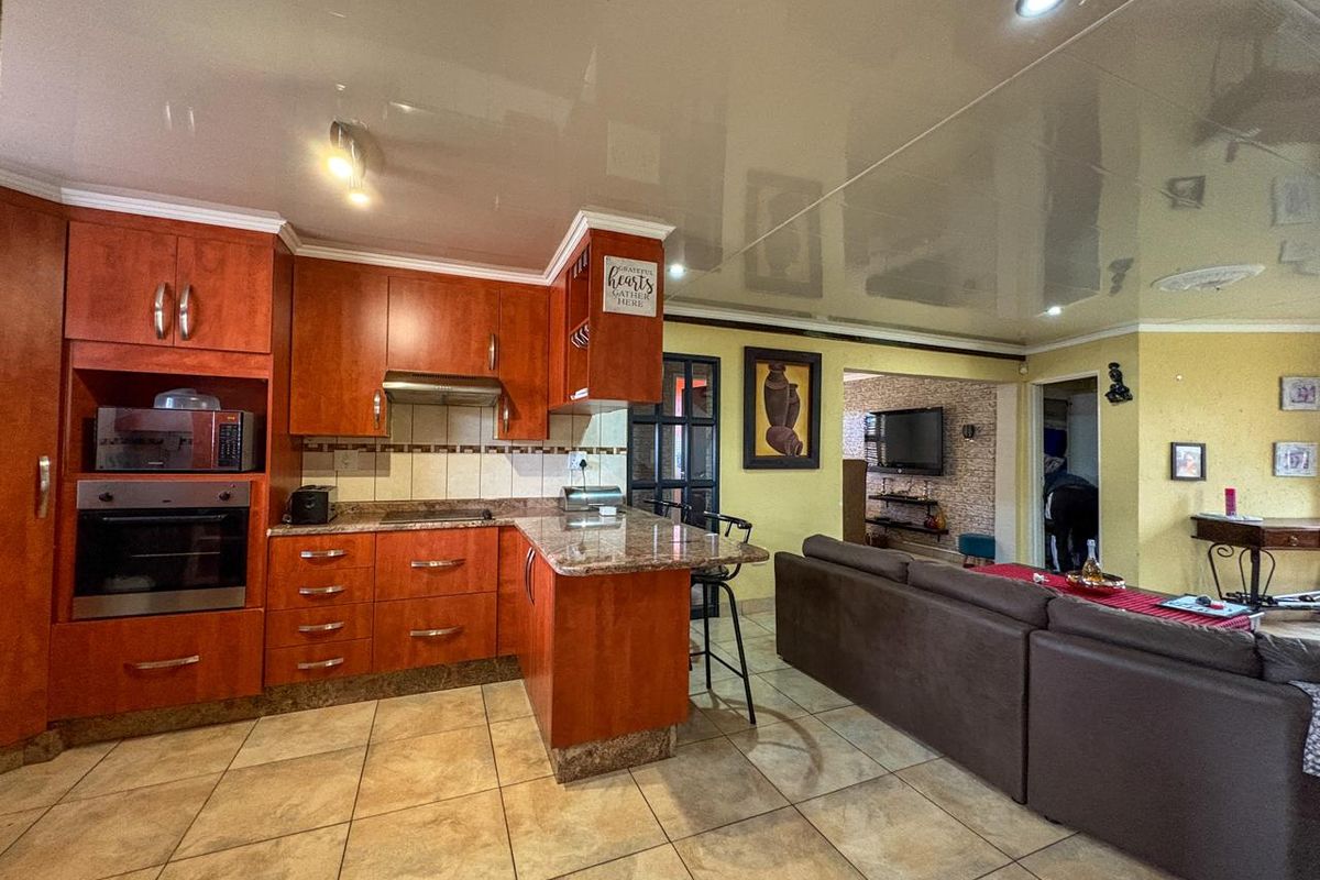 Three bedroom house for sale in Palm Glades - Photo 4