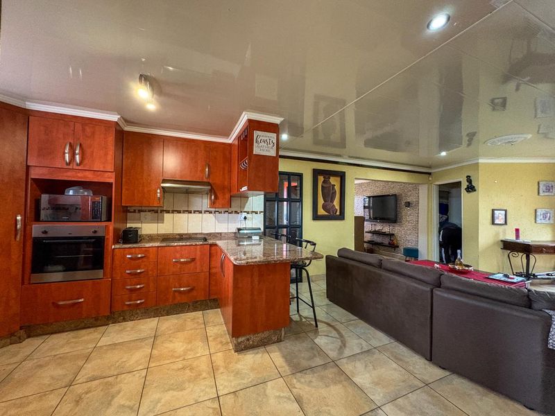 Three bedroom house for sale in Palm Glades - Photo 4