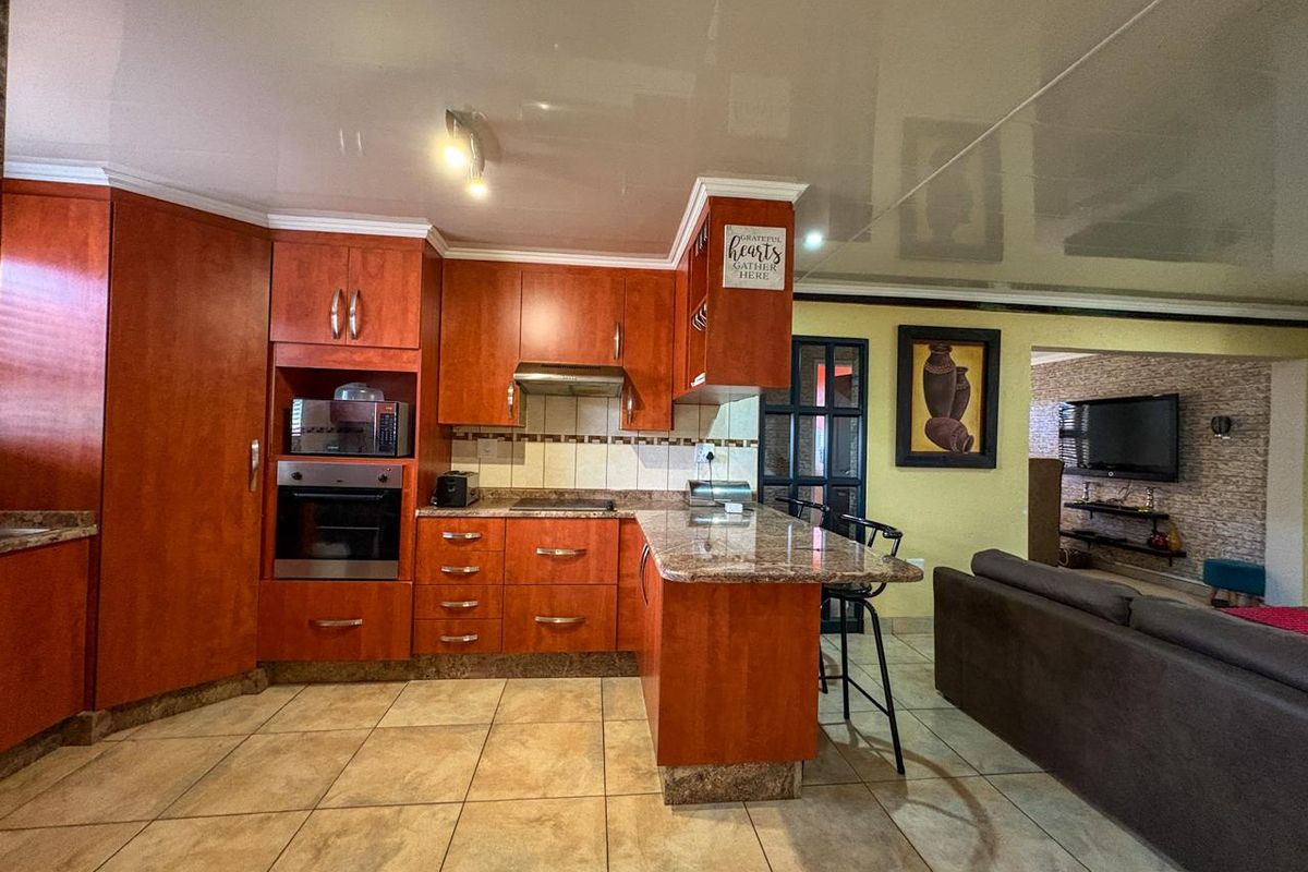 Three bedroom house for sale in Palm Glades - Photo 5