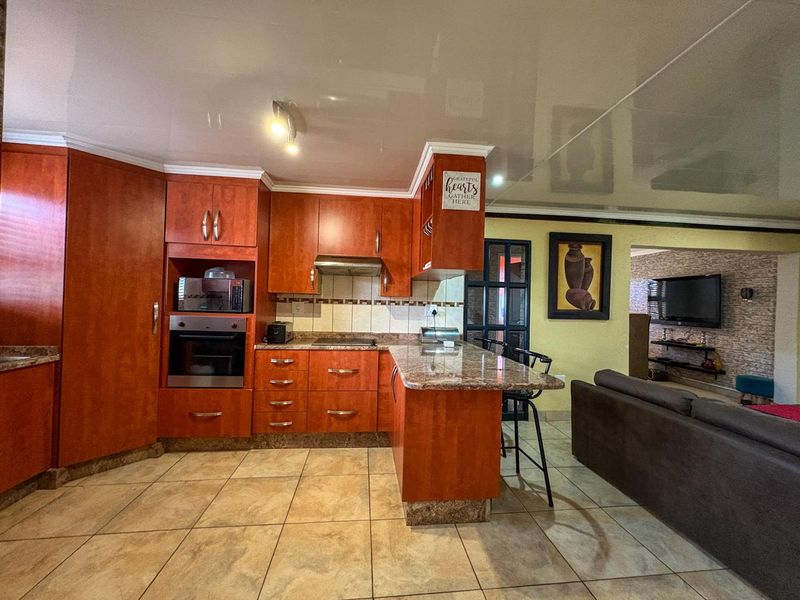 Three bedroom house for sale in Palm Glades - Photo 5