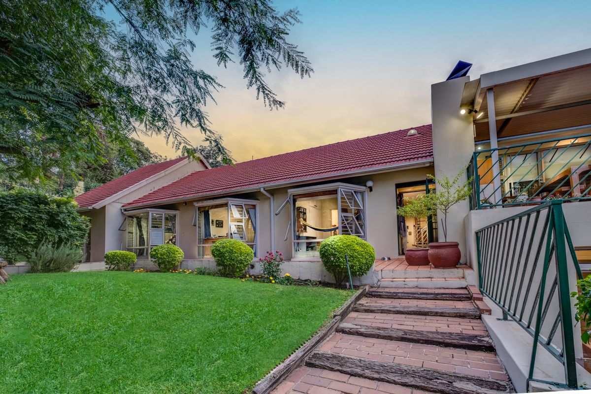 ENTERTAINERS PARADISE NESTLED IN A SECURE AND PRIVATE CUL-DE-SAC - Photo 3