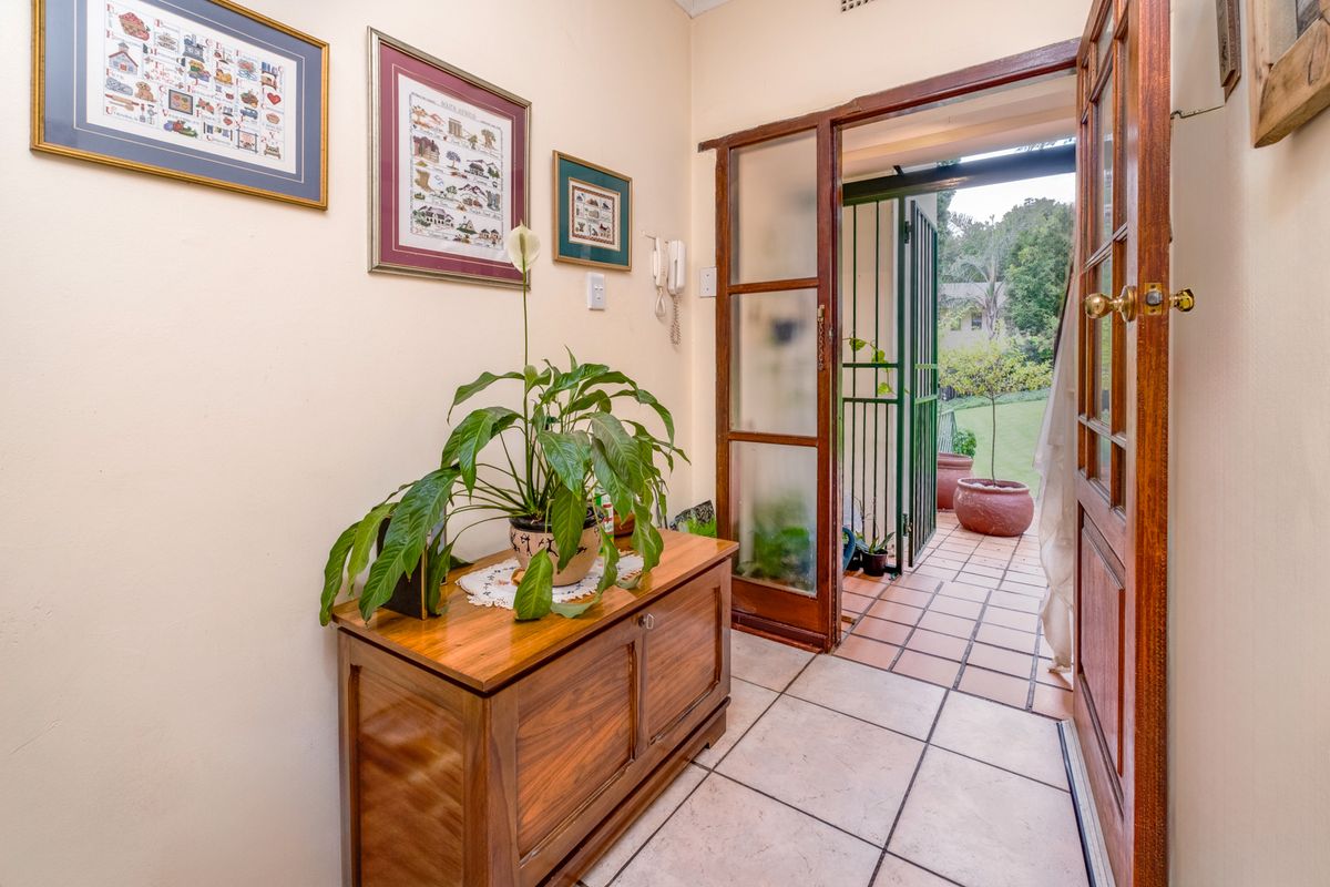 ENTERTAINERS PARADISE NESTLED IN A SECURE AND PRIVATE CUL-DE-SAC - Photo 4