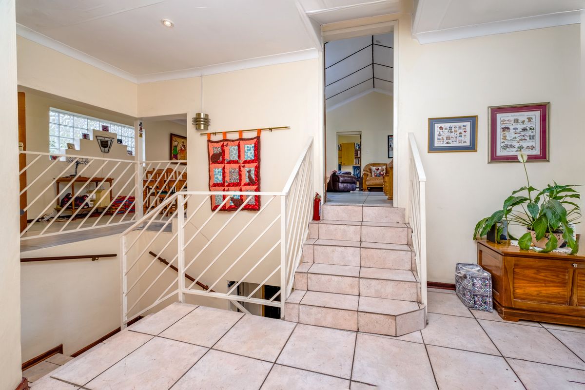 ENTERTAINERS PARADISE NESTLED IN A SECURE AND PRIVATE CUL-DE-SAC - Photo 5