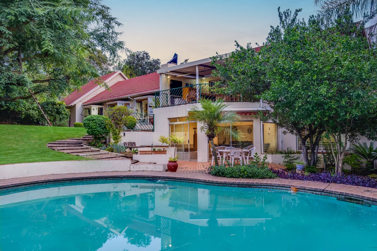 ENTERTAINERS PARADISE NESTLED IN A SECURE AND PRIVATE CUL-DE-SAC - Photo 2