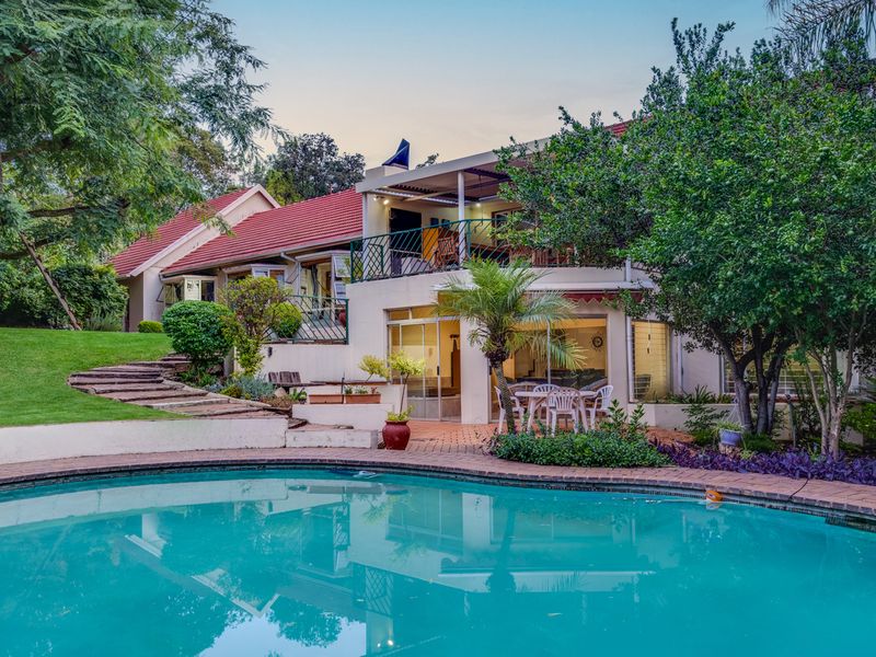 ENTERTAINERS PARADISE NESTLED IN A SECURE AND PRIVATE CUL-DE-SAC - Photo 2