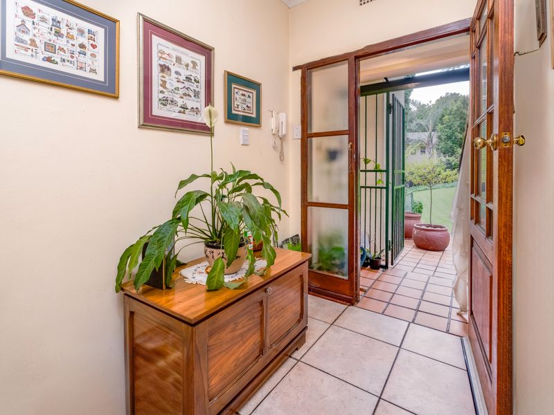ENTERTAINERS PARADISE NESTLED IN A SECURE AND PRIVATE CUL-DE-SAC - Photo 4