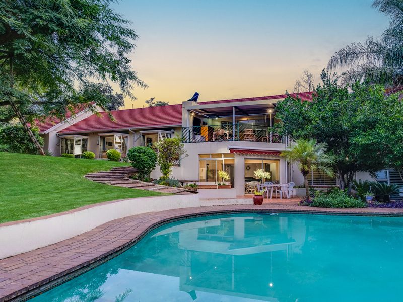 ENTERTAINERS PARADISE NESTLED IN A SECURE AND PRIVATE CUL-DE-SAC - Photo 2