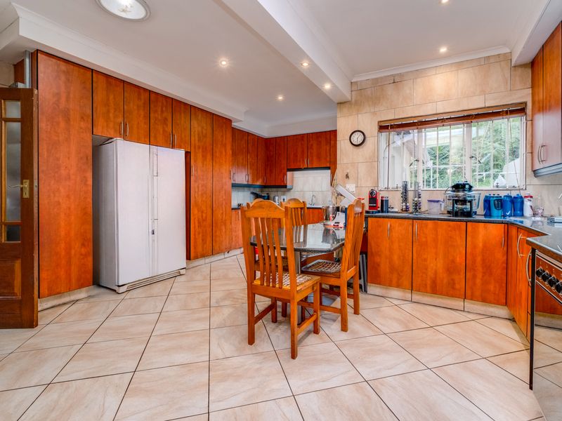 ENTERTAINERS PARADISE NESTLED IN A SECURE AND PRIVATE CUL-DE-SAC - Photo 9