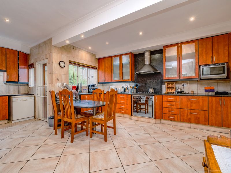 ENTERTAINERS PARADISE NESTLED IN A SECURE AND PRIVATE CUL-DE-SAC - Photo 8