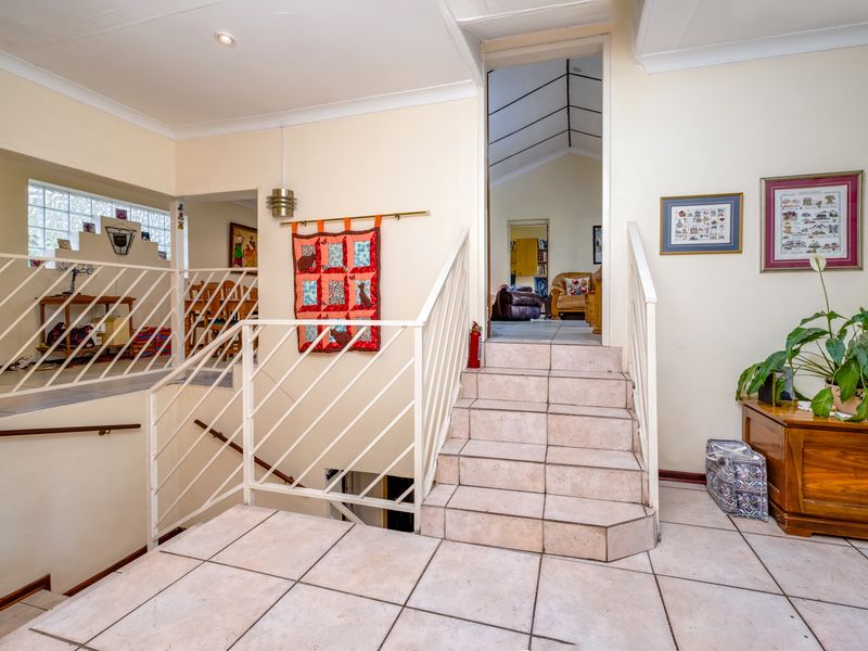 ENTERTAINERS PARADISE NESTLED IN A SECURE AND PRIVATE CUL-DE-SAC - Photo 5