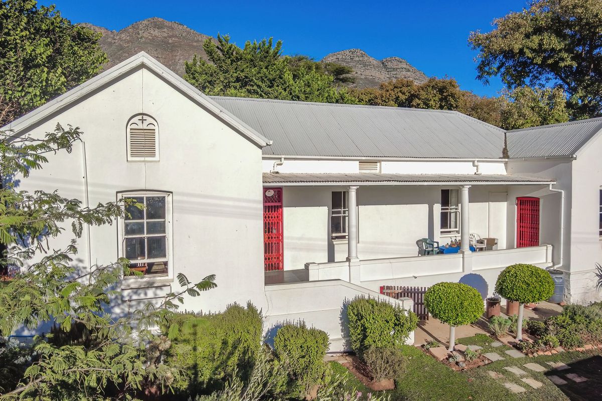 Charming 2-Bedroom Heritage Home with Valley Views - Photo 5
