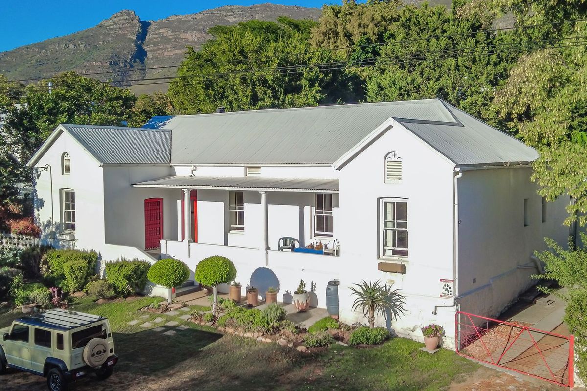 Charming 2-Bedroom Heritage Home with Valley Views - Photo 3