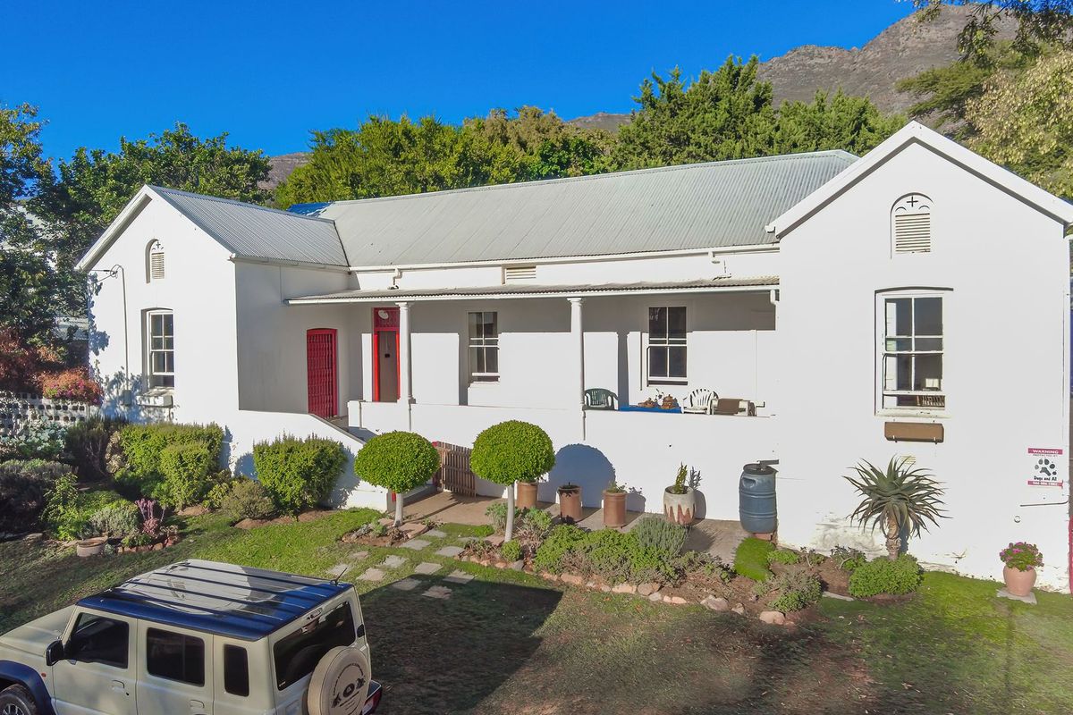 Charming 2-Bedroom Heritage Home with Valley Views - Photo 4