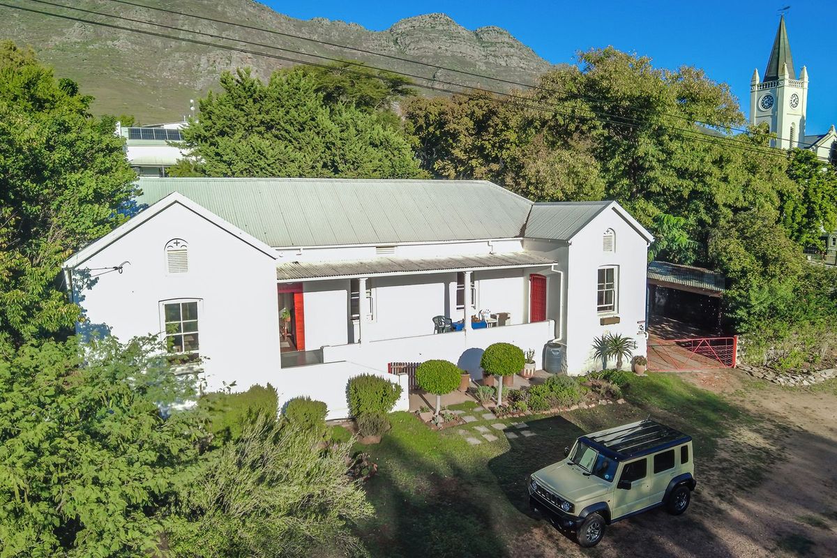 Charming 2-Bedroom Heritage Home with Valley Views - Photo 2