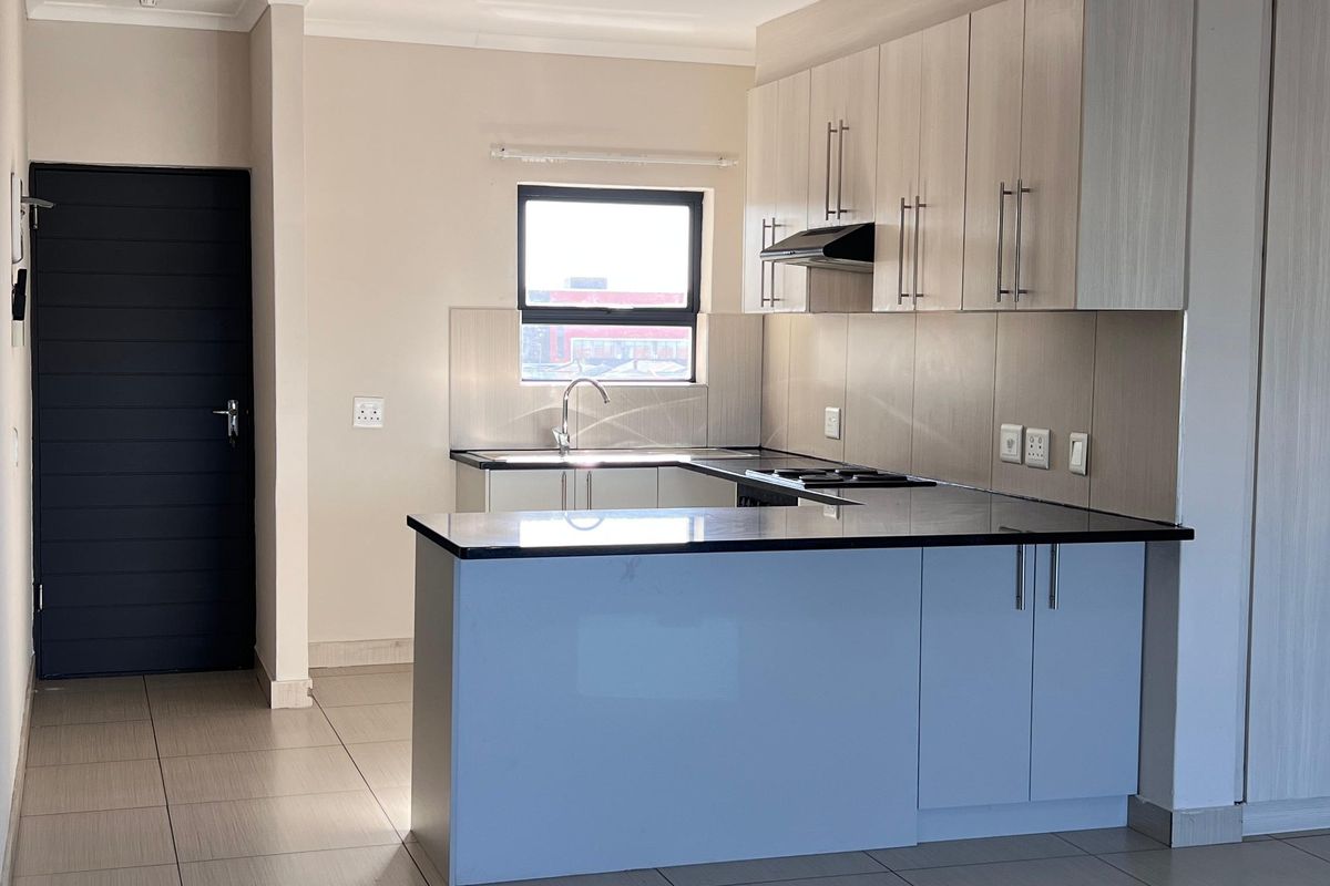 Immaculate  3 Bedroom Apartment To Let in Parklands Available 1 May 2026 - Photo 2