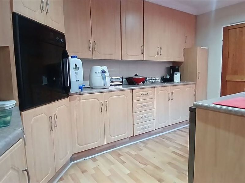 “The Perfect 3-Generation Home Under One Roof” - Photo 8