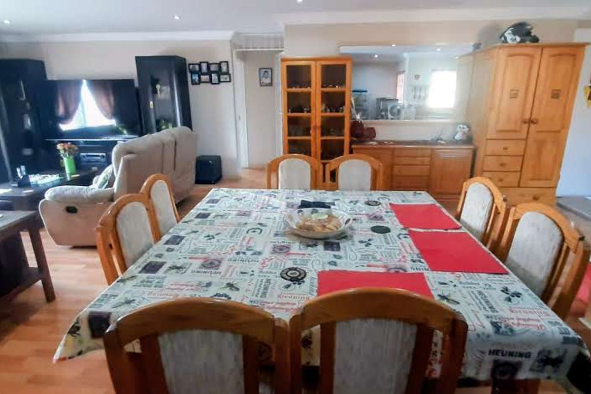 “The Perfect 3-Generation Home Under One Roof” - Photo 4