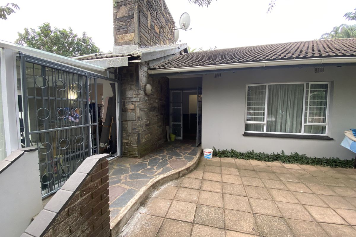 Spacious 4 Bedroom Family Home with a flatlet - Pet Friendly - Photo 4