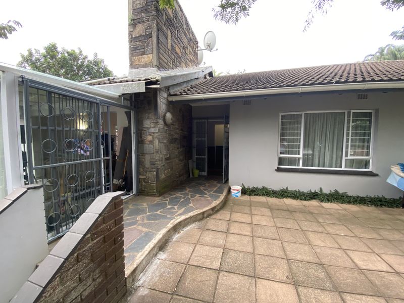 Spacious 4 Bedroom Family Home with a flatlet - Pet Friendly - Photo 4