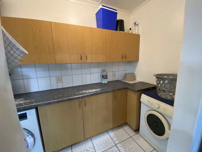 Spacious 4 Bedroom Family Home with a flatlet - Pet Friendly - Photo 10