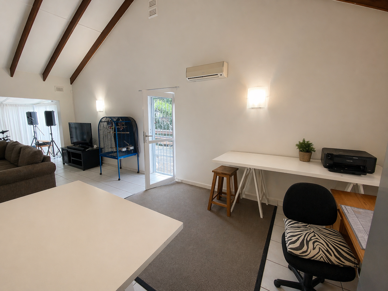 Spacious 4 Bedroom Family Home with a flatlet - Pet Friendly - Photo 7