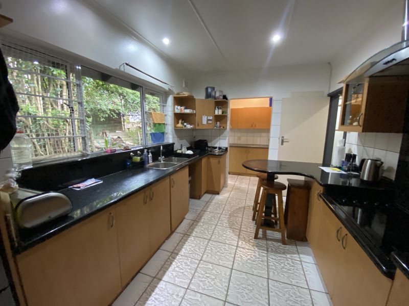 Spacious 4 Bedroom Family Home with a flatlet - Pet Friendly - Photo 8