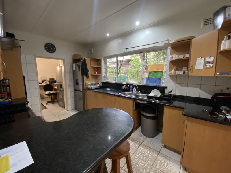 Spacious 4 Bedroom Family Home with a flatlet - Pet Friendly - Photo 9