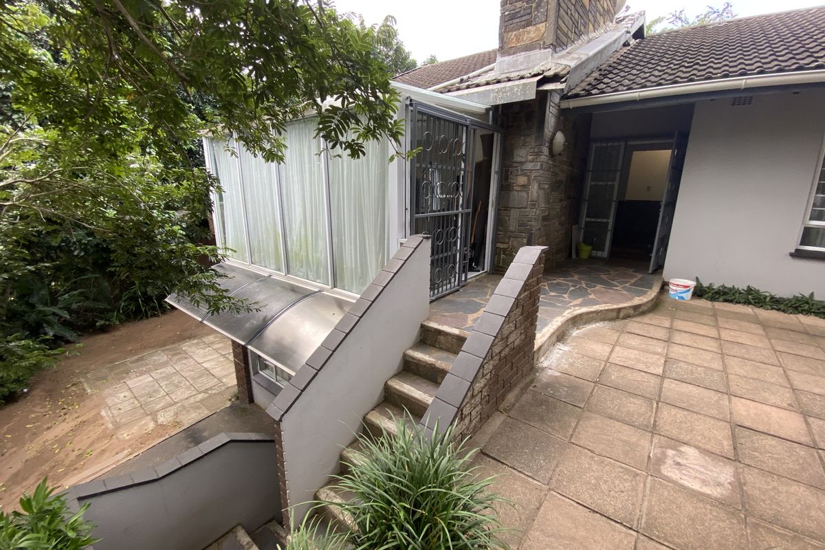 Spacious 4 Bedroom Family Home with a flatlet - Pet Friendly - Photo 3