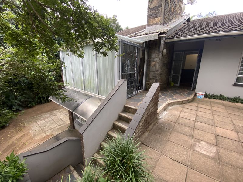 Spacious 4 Bedroom Family Home with a flatlet - Pet Friendly - Photo 3