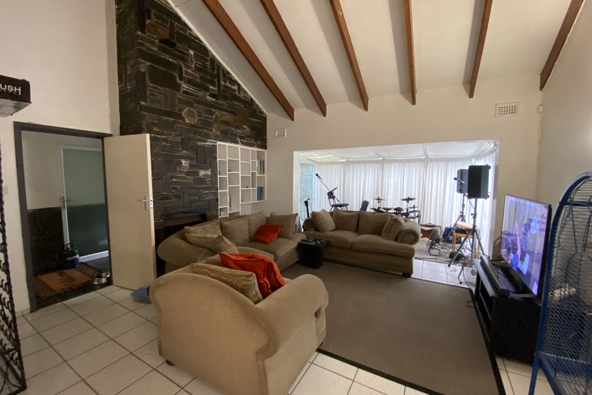 Spacious 4 Bedroom Family Home with a flatlet - Pet Friendly - Photo 5