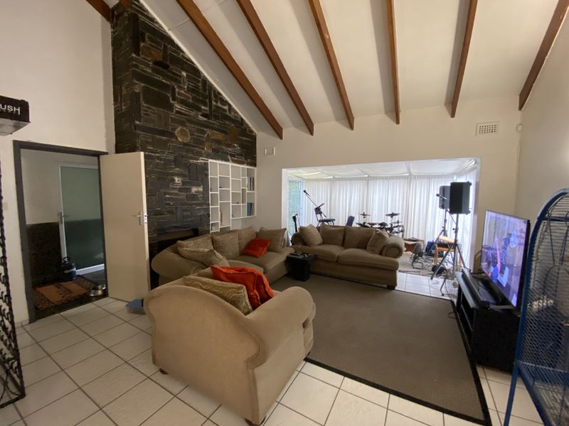 Spacious 4 Bedroom Family Home with a flatlet - Pet Friendly - Photo 5