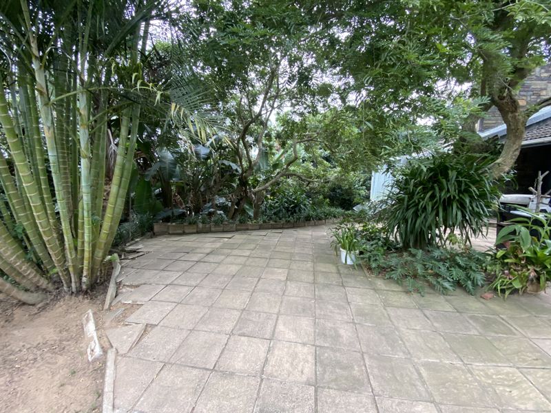 Spacious 4 Bedroom Family Home with a flatlet - Pet Friendly - Photo 2