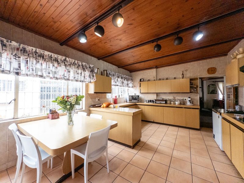 A Grand Family Haven with Space for Everyone – Including the In-Laws - Photo 10