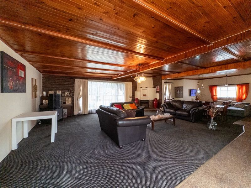 A Grand Family Haven with Space for Everyone – Including the In-Laws - Photo 8